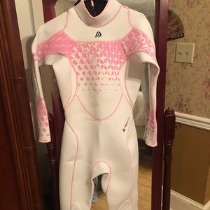 Beautiful New White & Pink Ladies Wetsuit Size 8S
